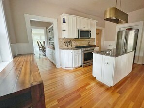 Kylskåp, mikrovågsugn, ugn och spishäll