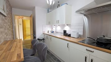 Departamento | Cocina privada | Refrigerador, microondas, horno y parrilla de estufa