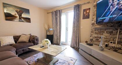 Manchester Retreat - Modern 2BR Apartment