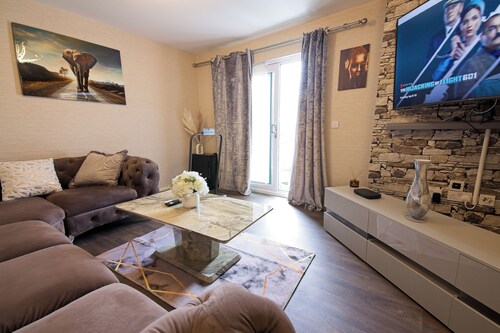 Manchester Retreat - Modern 2BR Apartment