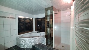 Douche, baignoire à jets, sèche-cheveux, serviettes fournies