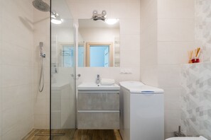 Deluxe-Apartment | Badezimmer | Dusche, Regendusche