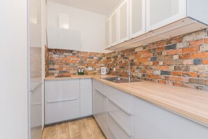Departamento Deluxe | Cocina privada | Refrigerador, parrilla de estufa y cafetera y tetera 