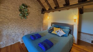 2 dormitorios, tabla de planchar con plancha, cuna de viaje