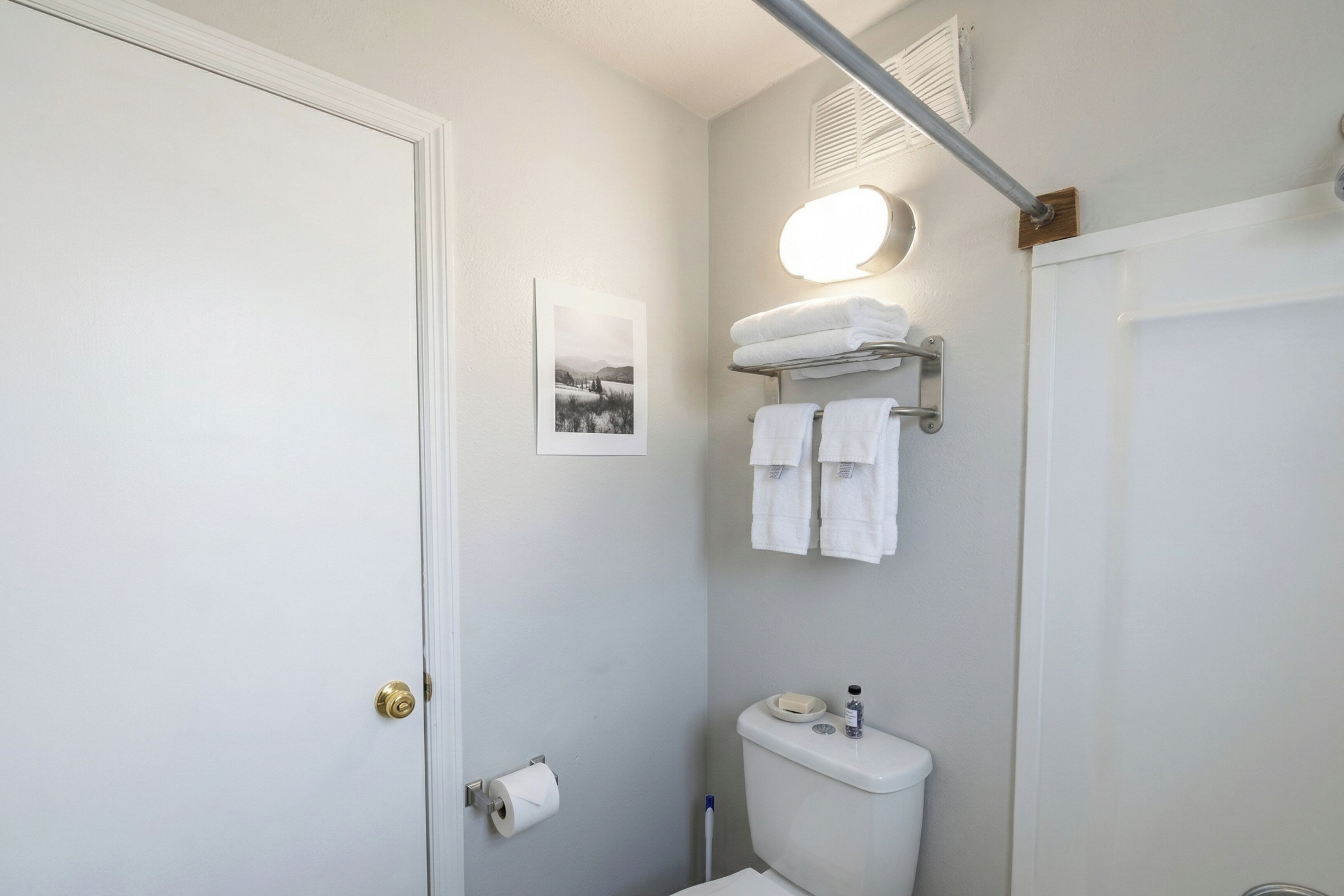 Kostenlose Toilettenartikel, Haartrockner, Handtücher, Toilettenpapier