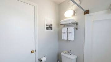 Kostenlose Toilettenartikel, Haartrockner, Handtücher, Toilettenpapier