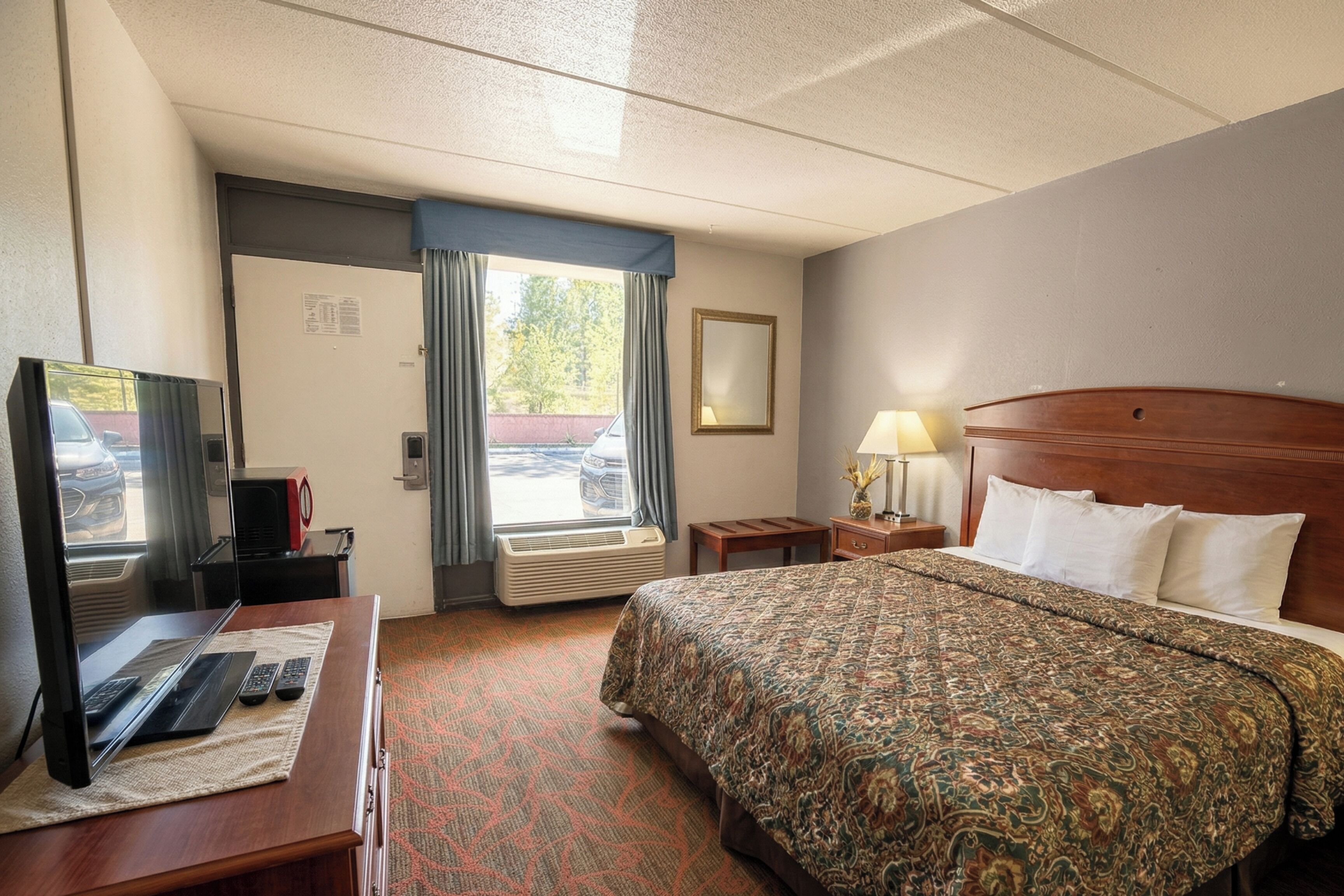 Room, 1 King Bed, Non Smoking | Free WiFi