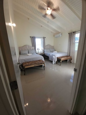 2 habitaciones, tabla de planchar con plancha, wifi y ropa de cama