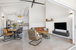 Een smart-tv en een stereo