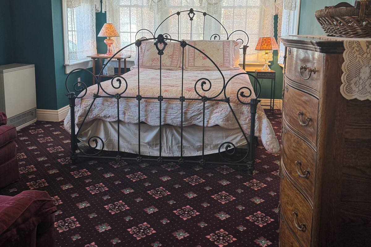 Rom, 1 queensize-seng, tilgjengelighetstilpasset, privat bad | Blendingsgardiner, lydisolert, strykejern/-brett og wi-fi (inkludert)