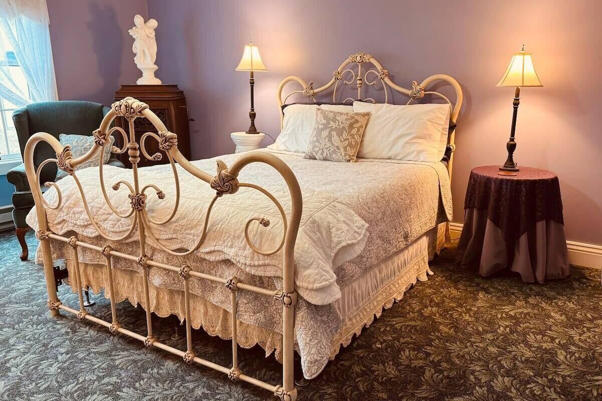 Rom, 1 queensize-seng, tilgjengelighetstilpasset, privat bad | Blendingsgardiner, lydisolert, strykejern/-brett og wi-fi (inkludert)