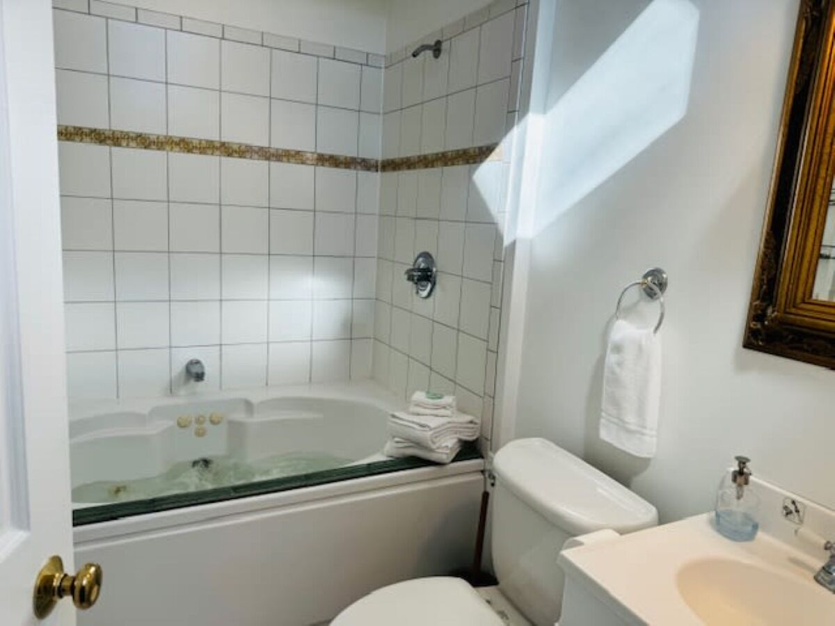 Un baño con bañera, inodoro y lavabo.