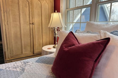 Family Suite, Multiple Beds, Non Smoking, Private Bathroom | Individually decorated, individually furnished, blackout drapes