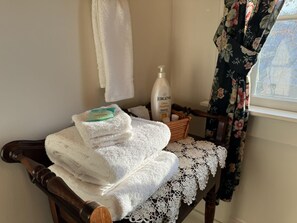 Room, 1 Queen Bed, Non Smoking, Private Bathroom | Bathroom | Combined shower/bathtub, rainfall showerhead, hair dryer, soap - The Wen Inn formerly Andor Wenneson (Peterson)