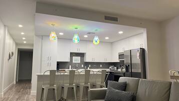 Luxury Condo, 2 Bedrooms, Balcony, Sea View | Private kitchen | Full-size fridge, microwave, oven, stovetop