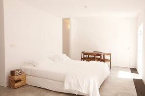 7 bedrooms, WiFi, bed sheets