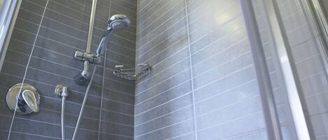 Een douche, een haardroger, een bidet, handdoeken