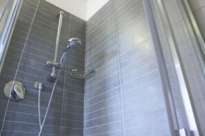 Bruser, hårtørrer, bidet, håndklæder