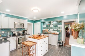 Fridge, microwave, oven, dishwasher - Tranquil & Historic Estate Near Valley Forge (Eagleville)