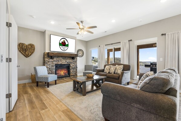 Smart TV, fireplace, video games - 5BR Retreat + Private Hot Tub, Game Room, Resort Pools + FREE Show Tickets! (Branson)