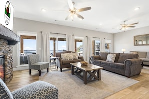 Smart TV, fireplace, video games - 5BR Retreat + Private Hot Tub, Game Room, Resort Pools + FREE Show Tickets! (Branson)