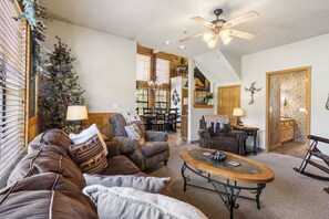 Smart TV, fireplace - 2BD Cabin, Sleeps 6, near Hwy 76, Tanger Outlets- DISCOUNT TICKETS! (Branson)