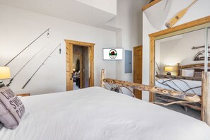 2 bedrooms, iron/ironing board, free WiFi, bed sheets - 2BD Cabin, Sleeps 6, near Hwy 76, Tanger Outlets- DISCOUNT TICKETS! (Branson)