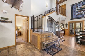 Interior - 2BD Cabin, Sleeps 6, near Hwy 76, Tanger Outlets- DISCOUNT TICKETS! (Branson)