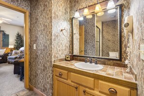 Shower, hair dryer, towels - 2BD Cabin, Sleeps 6, near Hwy 76, Tanger Outlets- DISCOUNT TICKETS! (Branson)