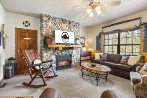 Smart TV, fireplace - 2BD Cabin, Sleeps 6, near Hwy 76, Tanger Outlets- DISCOUNT TICKETS! (Branson)