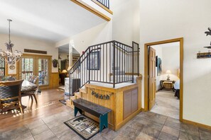 Interior - 2 Bd + Loft Cabin near Tanger Outlets and HWY 76, Sleeps 8- Ticket DEALS! (Branson)