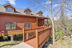 Exterior - 2 Bd + Loft Cabin near Tanger Outlets and HWY 76, Sleeps 8- Ticket DEALS! (Branson)