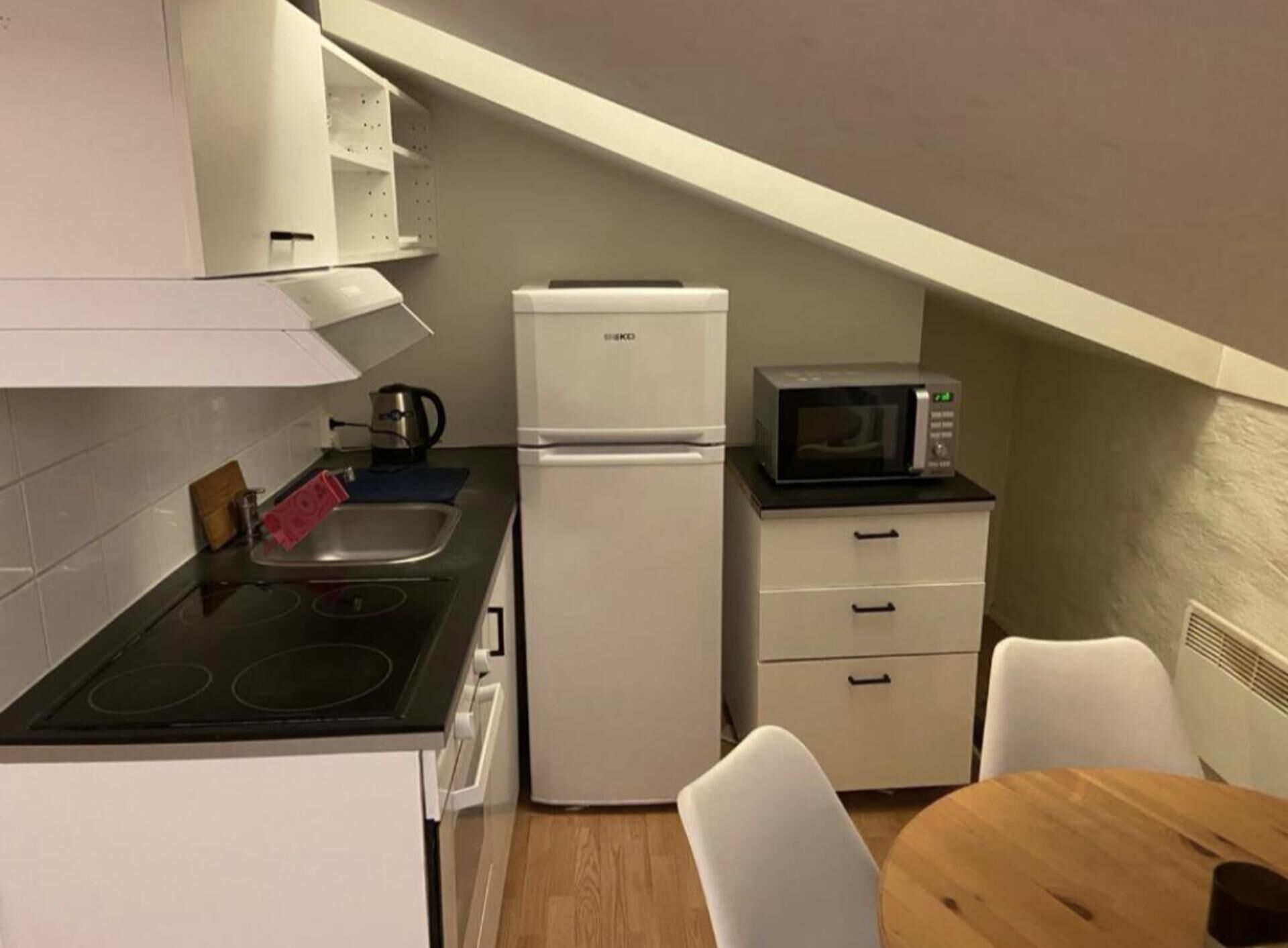 Appartement | Privékeuken | Een koelkast, een magnetron, een oven, een kookplaat
