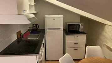 Appartement | Privékeuken | Een koelkast, een magnetron, een oven, een kookplaat