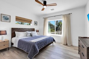 5 bedrooms, iron/ironing board, WiFi, bed sheets - Brand new 5bed/6bath pool w/45 foot dockage - available with 2 more homes  (Marathon)