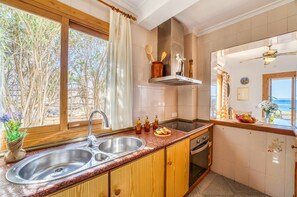 Kühlschrank, Mikrowelle, Ofen, Wasserkocher mit Kaffee-/Teezubehör