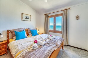 2 quartos, ferros/tábuas de passar roupa, roupa de cama