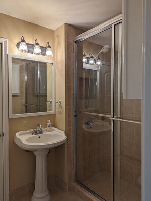 Douche, sèche-cheveux, serviettes fournies, savon