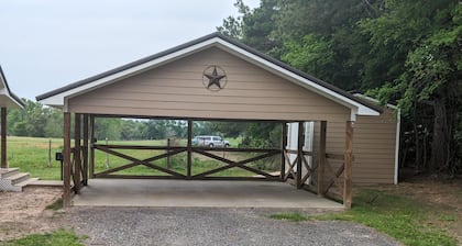 Countryside Cowboy Cabin is only minutes from Frankston and pet friendly!.