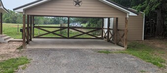 Countryside Cowboy Cabin is only minutes from Frankston and pet friendly!.