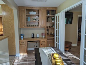 Interior - Countryside Cowboy Cabin is only minutes from Frankston and pet friendly!. (Frankston)