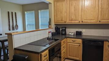 Jääkaappi, mikroaaltouuni, uuni, liesi