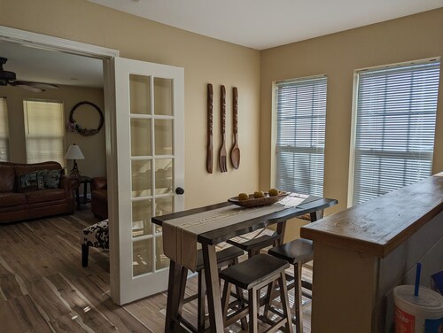 Countryside Cowboy Cabin is only minutes from Frankston and pet friendly!.