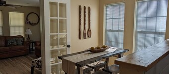 Countryside Cowboy Cabin is only minutes from Frankston and pet friendly!.
