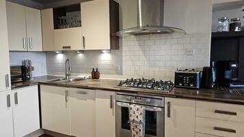 Kjøleskap, mikrobølgeovn, ovn og oppvaskmaskin