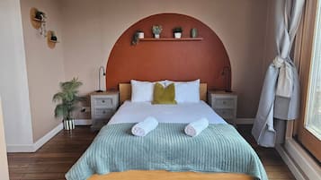 4 bedrooms, iron/ironing board, WiFi, bed sheets