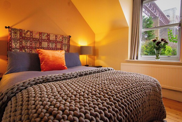 2 habitaciones, tabla de planchar con plancha, wifi y ropa de cama 