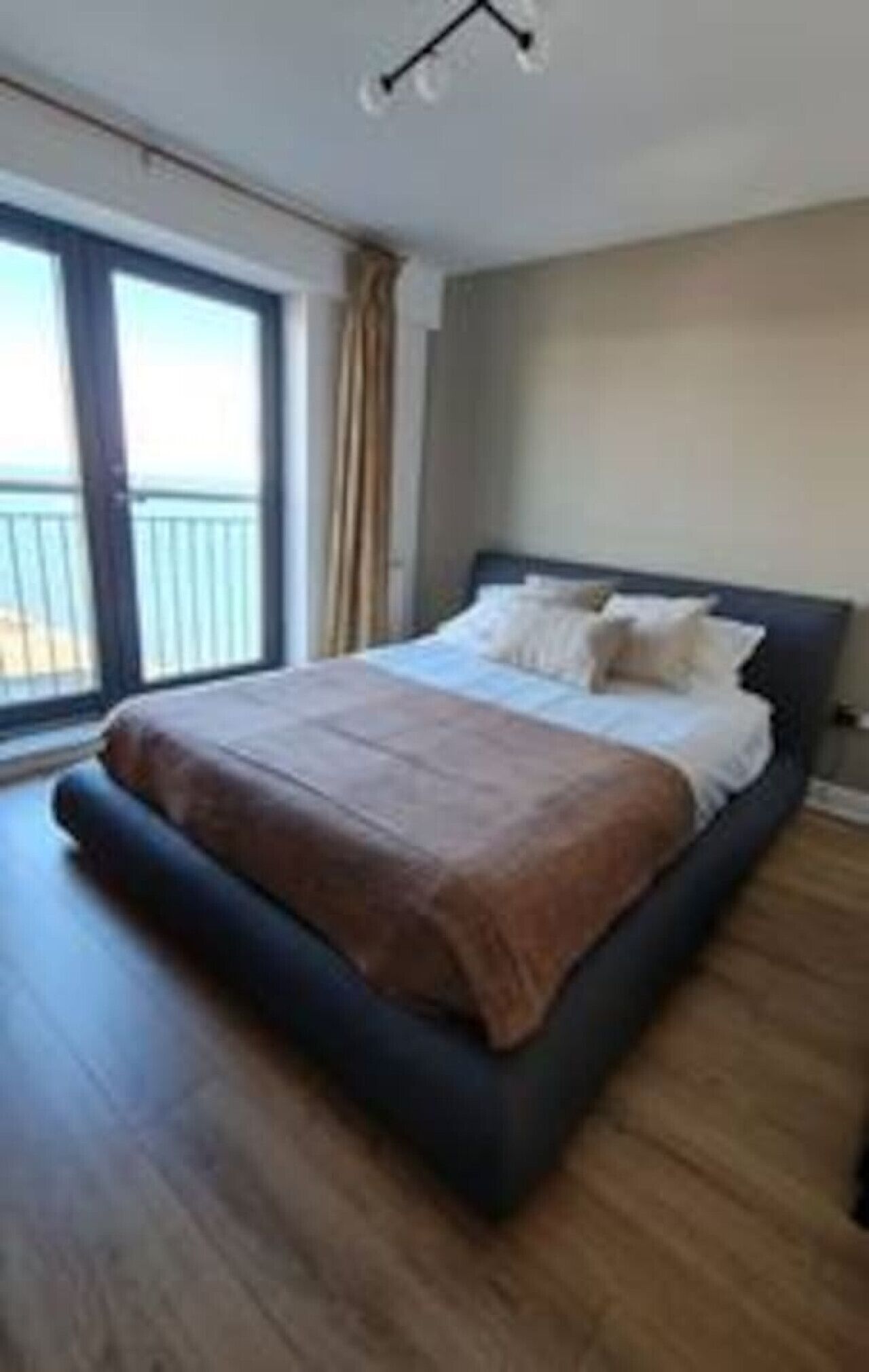 Desk, iron/ironing board, WiFi, bed sheets