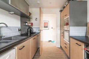 Réfrigérateur, four à micro-ondes, un four, surface de cuisson