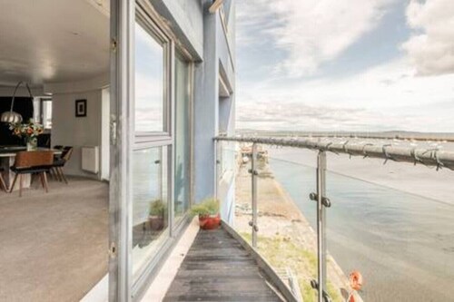 Calming Sea View City Apartment